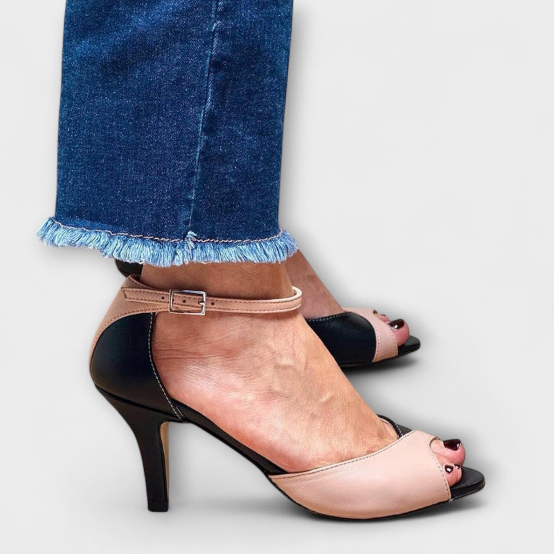 Noirella™ | Eleganti dekoltē ar siksniņu